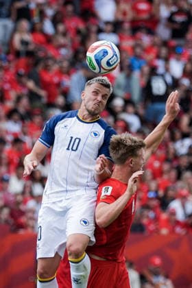 Sport Bilder des Tages Ermedin Demirovic of Bosnia and Herzegovina (L) and Luc De Fougerolles of Canada (R) challenge for possession of the ball during a group stage match of the 2026 FIFA Men s World Cup between Canada and Bosnia and Herzegovina at Toronto Stadium in Toronto on June 12, 2026. Richard Callis Fotoarena (Richard Callis SPP)  Copyright: xRichardxCallisx xSPPx spp-en-RiCa-2960766