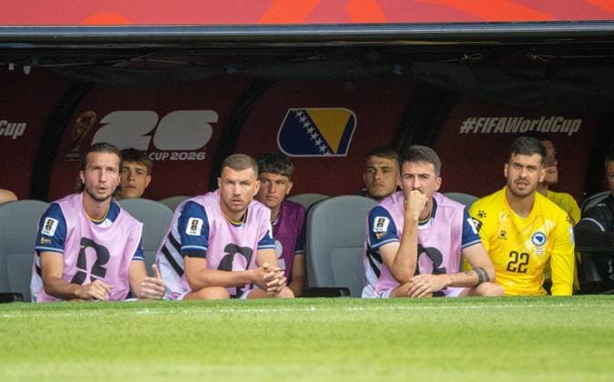Soccer, Men, FIFA World Cup 2026 in Mexico, Canada and USA, Match in Toronto Group B, Matchday 1 , Canada Bosnia and Herzegovina, Edin Dzeko 2 v l , Bosnia and Herzegovina on the bench, 12 06 2026, Copyright: xMatthiasxKochx