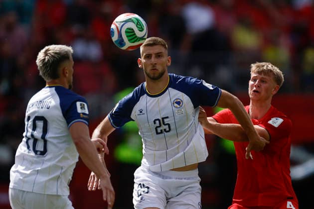 Luc De Fourgrolles (R) of Canada vies for the ball with Jovo Lukic of Bosnia and Herzegovina in a Group B match of the 2026 FIFA World Cup, WM, Weltmeisterschaft, Fussball between Canada and Bosnia and Herzegovina at BMO Field in Toronto,Canada, 12 June 2026. Fifa World Cup 2026 - Group B - Canada vs Bosnia and Herzegovina !ACHTUNG: NUR REDAKTIONELLE NUTZUNG!  Copyright: xBienvenidoxVelascox GR5204 20260612-55020580757_1