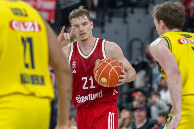 Justus Hollatz 21 FC Bayern Basketball gives hand signal, FC Bayern Basketball vs Alba Berlin, BBL, Final 1, 12 06 2026 Munich Bavaria Germany Copyright: xkolbert-press UlrichxGamelx
