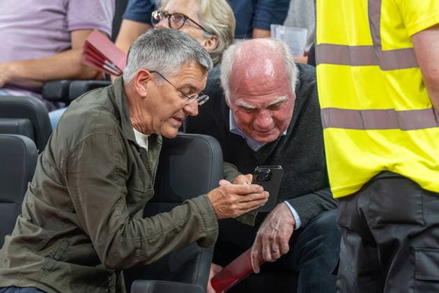 Club President Herbert Hainer FC Bayern Muenchen shows Uli Hoeness Member of the Supervisory Board FC Bayern Muenchen eV and Honorary President of FC Bayern what on the cell phone, FC Bayern Basketball vs Alba Berlin, BBL, Final 1, 12 06 2026 Muenchen Bayern Germany Copyright: xkolbert-press UlrichxGamelx