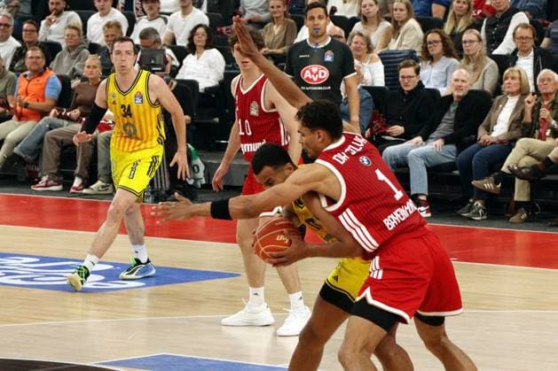 MUNICH, GERMANY - June 12: Fight between da Silva, Oscar (FC Bayern, 1) and Agbakoko, Norris (ALBA Berlin, 17) during the easyCredit Basketball Bundesliga Playoff Finals on game 1, between FC Bayern Muenchen vs. ALBA Berlin at SAP Garden, Munich, on June 12, 2026 in Munich, Germany. Bavaria Germany Copyright: xPhotographer:xNilsxKoepkex
