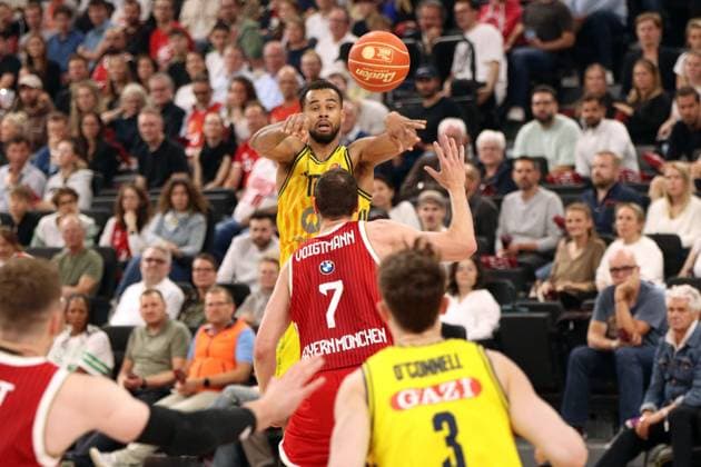 MUNICH, GERMANY - June 12: Agbakoko, Norris (ALBA Berlin, 17) passes the ball during the easyCredit Basketball Bundesliga Playoff Finals on game 1, between FC Bayern Muenchen vs. ALBA Berlin at SAP Garden, Munich, on June 12, 2026 in Munich, Germany. Bavaria Germany Copyright: xPhotographer:xNilsxKoepkex