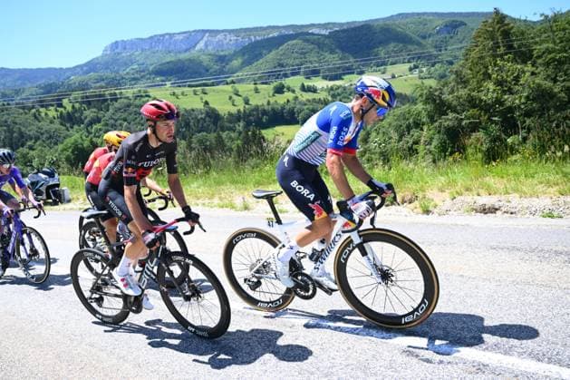 Tour Auvergne - Rhone-Alpes 2026 Stage 6 CREST-VOLAND, FRANCE - JUNE 12 : Thalmann Roland (SUI) of Tudor Pro Cycling Team, Vermeersch Gianni (BEL) of Red Bull BORA Hansgrohe during stage 6 of the 78th edition of Tour Auvergne - Rhone-Alpes an UCI World Tour 2.UWT cycling road race stage for Men Elite of 182.3 km with start in Saint-Vulbas and finish in Crest-Voland on June 12, 2026 in Crest-Voland, France, 12 06 2026 ( Motordriver Guy De Vuyst - Crest-Voland France  Copyright: xVincentxKalutx
