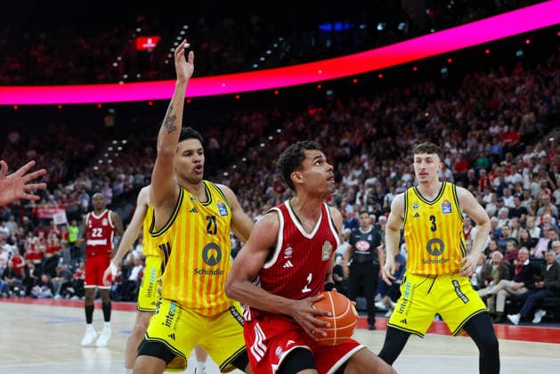 Oscar da Silva FC Bayern Basketball, 01 with ball with Michael Rataj Alba Berlin, 21 and Alex OConnell Alba Berlin, 03 , GER, FC Bayern Basketball vs Alba Berlin, Basketball, easycredit Basketball Bundesliga, Playoffs, Final, Game 1, Season 2025 2026, 12 06 2026, GER, FC Bayern Basketball vs Alba Berlin, Basketball, easycredit Basketball Bundesliga, Playoffs, Final, Game 1, Season 2025 2026, 12 06 2026 Munich Copyright: xEibner-Pressefoto JennixMaulx EP_JML