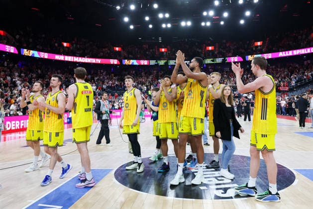 The Alba Berlin team thanks the fans after the game, GER, FC Bayern Basketball vs Alba Berlin, Basketball, easycredit Basketball Bundesliga, Playoffs, Final, Game 1, Season 2025 2026, 12 06 2026, GER, FC Bayern Basketball vs Alba Berlin, Basketball, easycredit Basketball Bundesliga, Playoffs, Final, Game 1, Season 2025 2026, 12 06 2026 Muenchen Copyright: xEibner-Pressefoto JennixMaulx EP_JML
