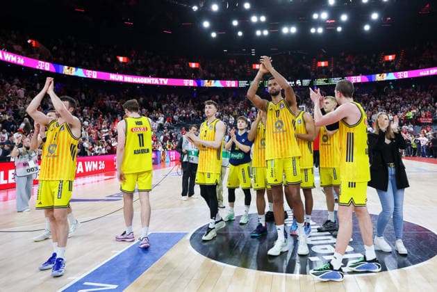 The Alba Berlin team thanks the fans after the game, GER, FC Bayern Basketball vs Alba Berlin, Basketball, easycredit Basketball Bundesliga, Playoffs, Final, Game 1, Season 2025 2026, 12 06 2026, GER, FC Bayern Basketball vs Alba Berlin, Basketball, easycredit Basketball Bundesliga, Playoffs, Final, Game 1, Season 2025 2026, 12 06 2026 Muenchen Copyright: xEibner-Pressefoto JennixMaulx EP_JML