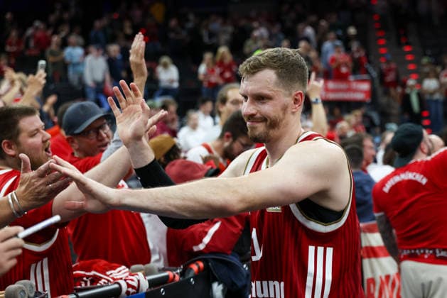 Andreas Obst FC Bayern Basketball, 13 applauds the fans after the game, GER, FC Bayern Basketball vs Alba Berlin, Basketball, easycredit Basketball Bundesliga, Playoffs, Final, Game 1, Season 2025 2026, 12 06 2026, GER, FC Bayern Basketball vs Alba Berlin, Basketball, easycredit Basketball Bundesliga, Playoffs, Final, Game 1, Season 2025 2026, 12 06 2026 Munich Copyright: xEibner-Pressefoto JennixMaulx EP_JML