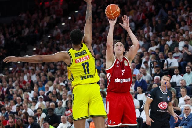 Johannes Voigtmann FC Bayern Basketball, 07 with ball with Norris Agbakoko Alba Berlin, 17 , GER, FC Bayern Basketball vs Alba Berlin, Basketball, easycredit Basketball Bundesliga, Playoffs, Final, Game 1, Season 2025 2026, 12 06 2026, GER, FC Bayern Basketball vs Alba Berlin, Basketball, easycredit Basketball Bundesliga, Playoffs, Final, Game 1, Season 2025 2026, 12 06 2026 Muenchen Copyright: xEibner-Pressefoto JennixMaulx EP_JML