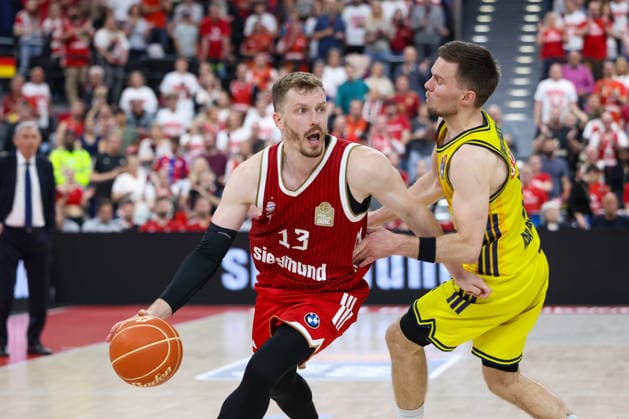 Andreas Obst FC Bayern Basketball, 13 with ball with Martin Hermannsson Alba Berlin, 15 , GER, FC Bayern Basketball vs Alba Berlin, Basketball, easycredit Basketball Bundesliga, Playoffs, Final, Game 1, Season 2025 2026, 12 06 2026, GER, FC Bayern Basketball vs Alba Berlin, Basketball, easycredit Basketball Bundesliga, Playoffs, Final, Game 1, Season 2025 2026, 12 06 2026 Munich Copyright: xEibner-Pressefoto JennixMaulx EP_JML