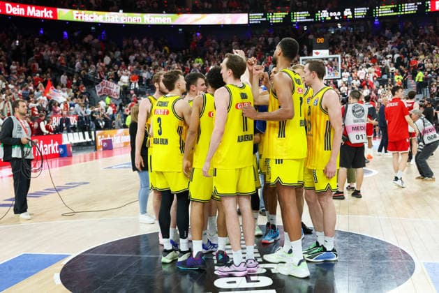 Team circle Alba Berlin after the game, GER, FC Bayern Basketball vs Alba Berlin, basketball, easycredit Basketball Bundesliga, playoffs, final, game 1, season 2025 2026, 12 06 2026, GER, FC Bayern Basketball vs Alba Berlin, basketball, easycredit Basketball Bundesliga, playoffs, final, game 1, season 2025 2026, 12 06 2026 Muenchen Copyright: xEibner-Pressefoto JennixMaulx EP_JML