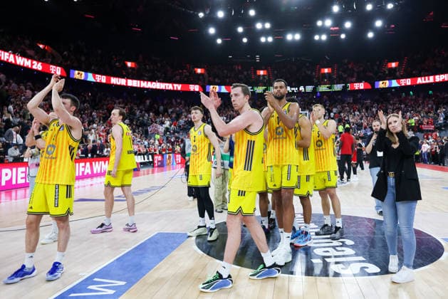 The Alba Berlin team thanks the fans after the game, GER, FC Bayern Basketball vs Alba Berlin, Basketball, easycredit Basketball Bundesliga, Playoffs, Final, Game 1, Season 2025 2026, 12 06 2026, GER, FC Bayern Basketball vs Alba Berlin, Basketball, easycredit Basketball Bundesliga, Playoffs, Final, Game 1, Season 2025 2026, 12 06 2026 Muenchen Copyright: xEibner-Pressefoto JennixMaulx EP_JML