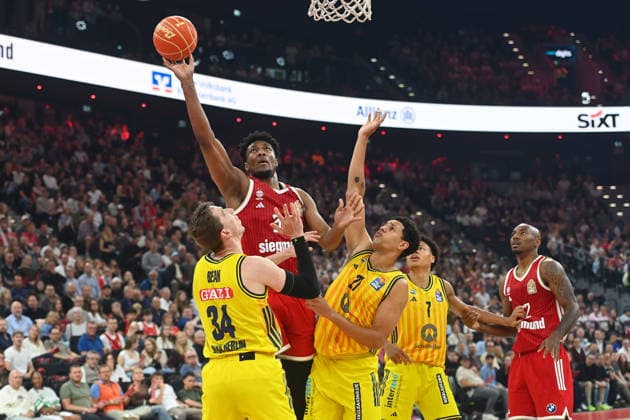 from left Jusatin BEAN Alba Berlin , David McCORMACK FCB ,Michale RATAJ Alba Berlin , action,duel Basketball BBL,season 2025 2026 play off final game 1, FC Bayern Muenchen Alba Berlin on 12 06 2026 S A P G A R D EN