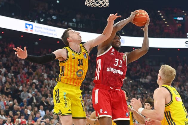 from left Jusatin BEAN Alba Berlin , David McCORMACK FCB , Sam GRIESEL Alba Berlin action,duel Basketball BBL,season 2025 2026 Play Off Final Game 1, FC Bayern Muenchen Alba Berlin on 12 06 2026 S A P G A R D EN