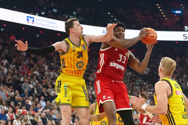 from left Jusatin BEAN Alba Berlin , David McCORMACK FCB , Sam GRIESEL Alba Berlin action,duel Basketball BBL,season 2025 2026 Play Off Final Game 1, FC Bayern Muenchen Alba Berlin on 12 06 2026 S A P G A R D EN
