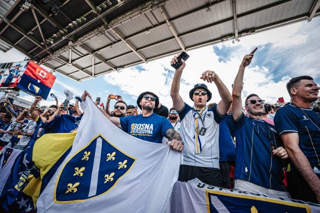 Fußball Herren FIFA Fußball-Weltmeisterschaft 2026 Gruppe B Kanada vs. Bosnien-Herzegowina 12.06.2026 Fans aus Bosnien-Herzegowina feiern Toronto Toronto Stadium Ontario Kanada *** Soccer Men FIFA World Cup 2026 Group B Canada vs Bosnia and Herzegovina 12 06 2026 Bosnia and Herzegovina fans celebrate Toronto Toronto Stadium Ontario Canada