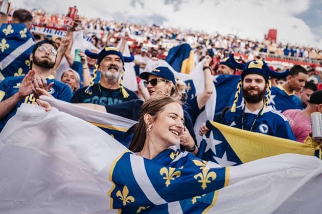 Fußball Herren FIFA Fußball-Weltmeisterschaft 2026 Gruppe B Kanada vs. Bosnien-Herzegowina 12.06.2026 Fans aus Bosnien-Herzegowina feiern Toronto Toronto Stadium Ontario Kanada *** Soccer Men FIFA World Cup 2026 Group B Canada vs Bosnia and Herzegovina 12 06 2026 Bosnia and Herzegovina fans celebrate Toronto Toronto Stadium Ontario Canada