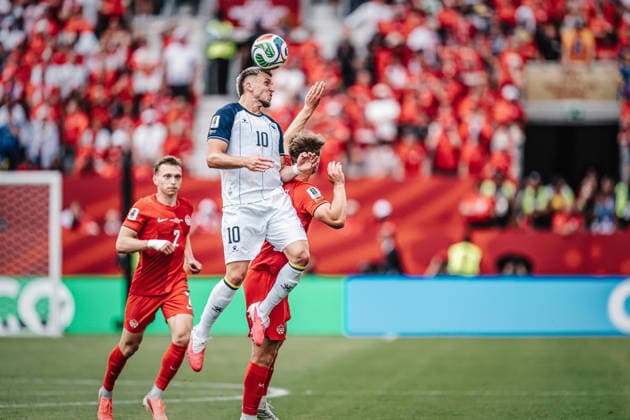 Fußball Herren FIFA Fußball-Weltmeisterschaft 2026 Gruppe B Kanada vs. Bosnien-Herzegowina 12.06.2026 Kopfball Ermedin Demirovic ( 10, Bosnien-Herzegowina) Toronto Toronto Stadium Ontario Kanada *** Soccer Men FIFA World Cup 2026 Group B Canada vs Bosnia and Herzegovina 12 06 2026 Header Ermedin Demirovic 10, Bosnia and Herzegovina Toronto Toronto Stadium Ontario Canada