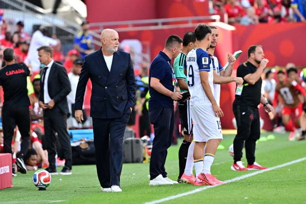 FIFA World Cup, WM, Weltmeisterschaft, Fussball 2026 - Group A - Canada vs Bosnia and Herzegovina Bosnia and Herzegovina s head coach Sergej Barbarez (L) looks on during the FIFA World Cup 2026 group stage match Canada against Bosnia and Herzegovina, in Toronto, Canada, 12 June 2026. TORONTO Canada  Copyright: xEDUARDOxLIMAx