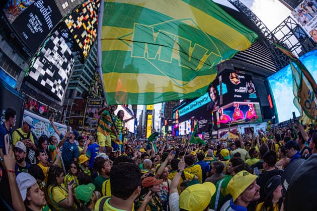 Brazilian fans in New York NOVA YORK, NY - 11.06.2028: BRAZILIAN FANS IN NEW YORK - Fans of the Brazilian national team, Nationalteam in Times Square, in New York, United States, this Friday (12), on the eve of the match against Morocco for the FIFA World Cup, WM, Weltmeisterschaft, Fussball 2026. (Photo: Danilo Fernandes Fotoarena) x2960887x  DaniloxFernandes