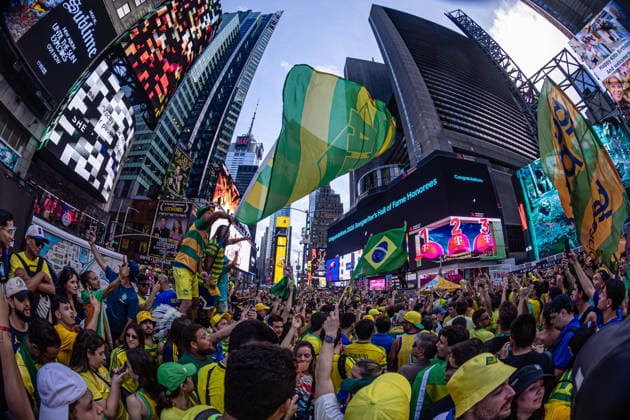 Brazilian fans in New York NOVA YORK, NY - 11.06.2028: BRAZILIAN FANS IN NEW YORK - Fans of the Brazilian national team, Nationalteam in Times Square, in New York, United States, this Friday (12), on the eve of the match against Morocco for the FIFA World Cup, WM, Weltmeisterschaft, Fussball 2026. (Photo: Danilo Fernandes Fotoarena) x2960888x  DaniloxFernandes