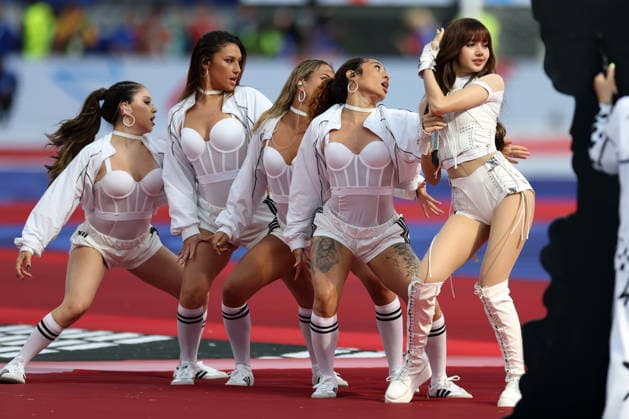 FIFA World Cup, WM, Weltmeisterschaft, Fussball 2026 - Group D - USA vs Paraguay Thai singer Lisa (R) performs during the pre-match show ahead of the FIFA World Cup 2026 group stage match USA against Paraguay, in Los Angeles, California, USA, 12 June 2026. LOS ANGELES United States  Copyright: xCHRISTOPHERxTORRESx