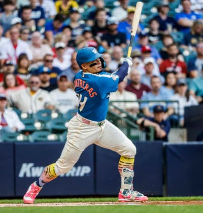 Milwaukee Brewers catcher William Contreras hits an RBI double in the first inning of the MLB, Baseball Herren, USA game between the Philadelphia Phillies and the Milwaukee Brewers at American Family Field in Milwaukee, Wisconsin on Friday, June 12, 2026.  MIL20260612810 TANNENxMAURY
