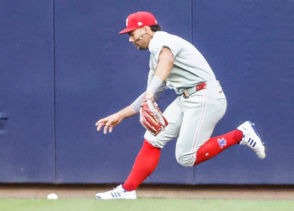 Philadelphia Phillies right fielder Gabriel Rincones Jr. chases a ball hit for an RBI double by Milwaukee Brewers catcher William Contreras in the first inning of the MLB, Baseball Herren, USA game between the Philadelphia Phillies and the Milwaukee Brewers at American Family Field in Milwaukee, Wisconsin on Friday, June 12, 2026.  MIL20260612811 TANNENxMAURY