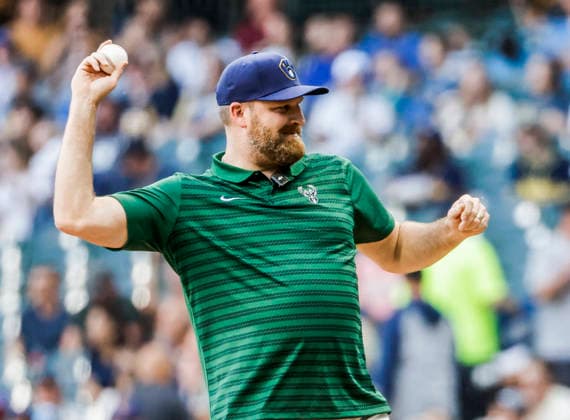 Milwaukee Bucks head coach Taylor Jenkins throws out a ceremonial first pitch before the start og the MLB, Baseball Herren, USA game between the Philadelphia Phillies and the Milwaukee Brewers at American Family Field in Milwaukee, Wisconsin on Friday, June 12, 2026.  MIL20260612814 TANNENxMAURY