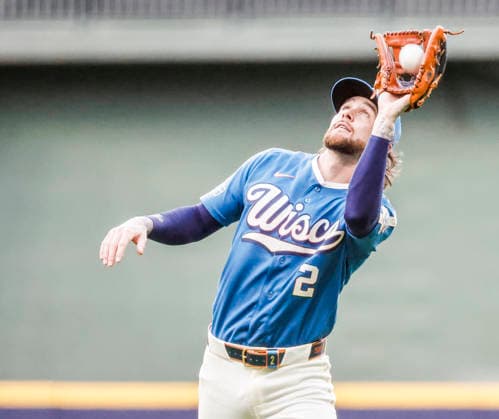 Milwaukee Brewers second baseman Brice Turang catches a fly ball hit by Philadelphia Phillies third baseman Alec Bohm in the fifth inning of the MLB, Baseball Herren, USA game between the Philadelphia Phillies and the Milwaukee Brewers at American Family Field in Milwaukee, Wisconsin on Friday, June 12, 2026.  MIL20260612818 TANNENxMAURY