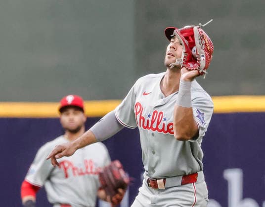 Philadelphia Phillies right fielder Gabriel Rincones Jr. catches a fly ball hit by Milwaukee Brewers left fielder Jackson Chourio in the fifth inning of the MLB, Baseball Herren, USA game between the Philadelphia Phillies and the Milwaukee Brewers at American Family Field in Milwaukee, Wisconsin on Friday, June 12, 2026.  MIL20260612820 TANNENxMAURY