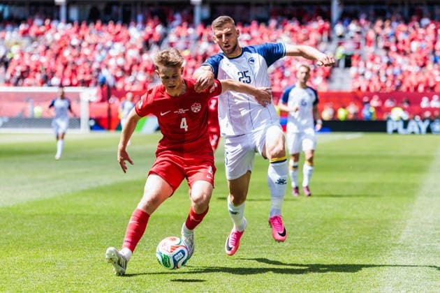 TORONTO, ON - JUNE 12: Defender Luc de Fougerolles (4) of Canada controls the ball as forward Jovo LukiÄ‡ (25) of Bosnia and Herzegovina gives chase during the first half of the FIFA World Cup, WM, Weltmeisterschaft, Fussball 2026 Group B match between Canada and Bosnia and Herzegovina on June 12, 2026, at Toronto Stadium in Toronto, ON. (Photo by Mathew Tsang Icon Sportswire) SOCCER: JUN 12 FIFA World Cup 26 Group B - Canada vs Bosnia and Herzegovina EDITORIAL USE ONLY Icon260612035