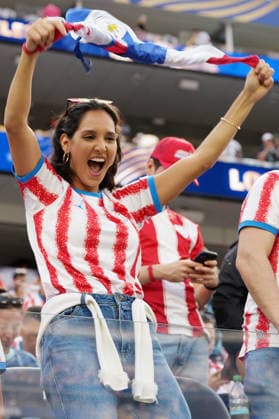 A fan from Paraguay cheers on his team in a Group D match of the 2026 FIFA World Cup, WM, Weltmeisterschaft, Fussball between the United States and Paraguay at SoFi Stadium in Los Angeles, United States,12 June 2026. Fifa World Cup 2026 - Group D - USA - Paraguay !ACHTUNG: NUR REDAKTIONELLE NUTZUNG!  Copyright: xOmarxAlonsox GR6029 20260613-55020581661_1