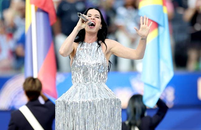 FIFA World Cup, WM, Weltmeisterschaft, Fussball 2026 - Group D - USA vs Paraguay American singer Katy Perry performs during the pre-match show ahead of the FIFA World Cup 2026 group stage match USA against Paraguay, in Los Angeles, California, USA, 12 June 2026. LOS ANGELES United States  Copyright: xCHRISxTORRESx