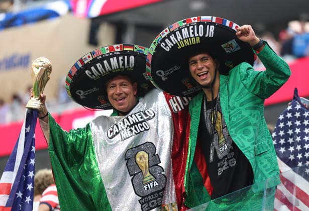 (260613) -- LOS ANGELES, June 13, 2026 -- Fans pose for photos before the group D match between the United States and Paraguay at the 2026 FIFA World Cup, WM, Weltmeisterschaft, Fussball at Los Angeles Stadium in Los Angeles, the United States, June 12, 2026. ) (SP)U.S.-LOS ANGELES-FOOTBALL-FIFA WORLD CUP-GROUP D-USA VS PRY BaixXuefei 
