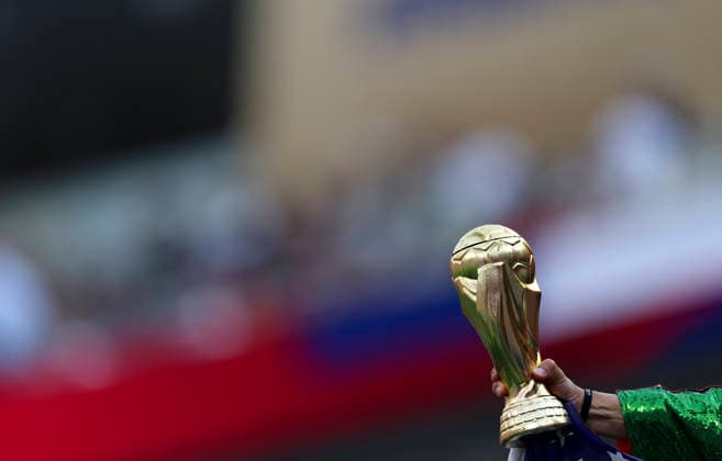 (260613) -- LOS ANGELES, June 13, 2026 -- A fan holds a model of FIFA World Cup, WM, Weltmeisterschaft, Fussball Trophy before the group D match between the United States and Paraguay at the 2026 FIFA World Cup at Los Angeles Stadium in Los Angeles, the United States, June 12, 2026. ) (SP)U.S.-LOS ANGELES-FOOTBALL-FIFA WORLD CUP-GROUP D-USA VS PRY BaixXuefei 