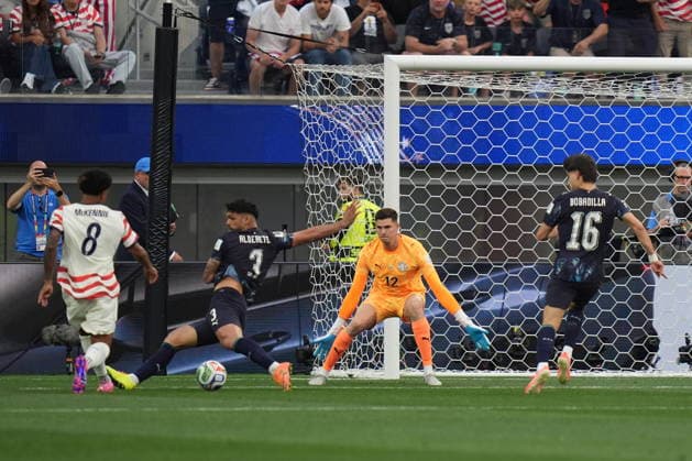 FIFA World Cup, WM, Weltmeisterschaft, Fussball 2026 - Group D - USA vs Paraguay Weston McKennie of USA (L) in action in the play the led to the 1-0 own goal by Damian Bobadilla of Paraguay (R) during the FIFA World Cup 2026 group stage match USA against Paraguay, in Los Angeles, California, USA, 12 June 2026. LOS ANGELES United States  Copyright: xSCOTTxSTRAZZANTEx