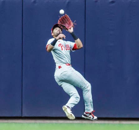 Philadelphia Phillies center fielder Justin Crawford catches a fly ball hit by Milwaukee Brewers second baseman Brice Turang in the sixth inning of the MLB, Baseball Herren, USA game between the Philadelphia Phillies and the Milwaukee Brewers at American Family Field in Milwaukee, Wisconsin on Friday, June 12, 2026.  MIL20260612828 TANNENxMAURY