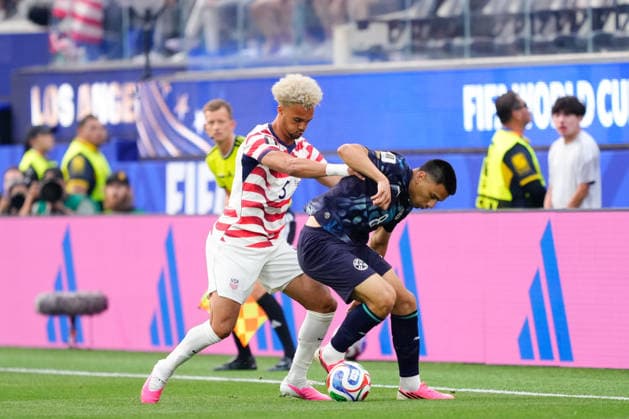 USA v Paraguay: Group D - FIFA World Cup, WM, Weltmeisterschaft, Fussball 2026 Antonee Robinson of USA and Diego Gomez of Paraguay compete for the ball during the FIFA World Cup 2026 Group D match between USA and Paraguay at Los Angeles Stadium on June 12, 2026 in Los Angeles, California. Los Angeles California United States  Copyright: xJosexBretonx originalFilename:bretonhernandez-usavpara260612_npg8H.jpg