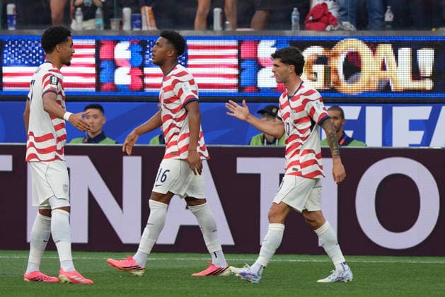 US players celebrate an own goal by Paraguay s Damian Bobadilla on Friday, during a Group D match of the 2026 FIFA World Cup, WM, Weltmeisterschaft, Fussball between the United States and Paraguay at SoFi Stadium in Los Angeles, United States,12 June 2026. Fifa World Cup 2026 - Group D - USA - Paraguay !ACHTUNG: NUR REDAKTIONELLE NUTZUNG!  Copyright: xOmarxAlonsox GR6042 20260613-55020581701_1