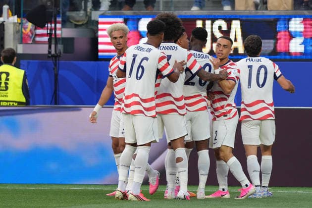 US players celebrate an own goal by Paraguay s Damian Bobadilla on Friday, during a Group D match of the 2026 FIFA World Cup, WM, Weltmeisterschaft, Fussball between the United States and Paraguay at SoFi Stadium in Los Angeles, United States,12 June 2026. Fifa World Cup 2026 - Group D - USA - Paraguay !ACHTUNG: NUR REDAKTIONELLE NUTZUNG!  Copyright: xOmarxAlonsox GR6041 20260613-55020581703_1