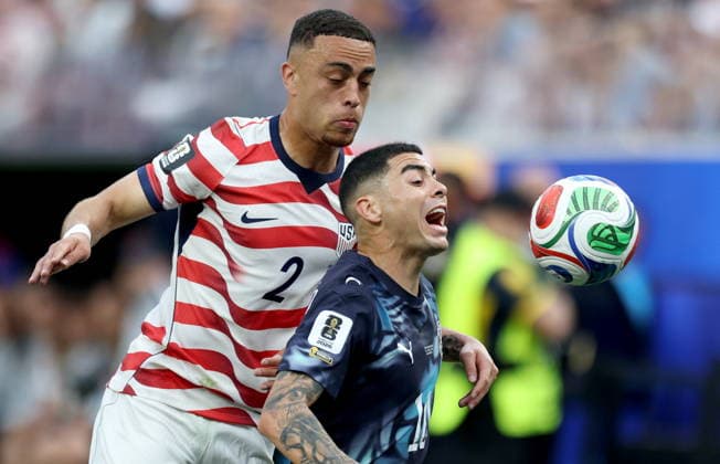 FIFA World Cup, WM, Weltmeisterschaft, Fussball 2026 - Group D - USA vs Paraguay Sergino Dest (L) of USA in action against Miguel Almiron of Paraguay during the FIFA World Cup 2026 group stage match USA against Paraguay, in Los Angeles, California, USA, 12 June 2026. LOS ANGELES United States  Copyright: xCHRISxTORRESx