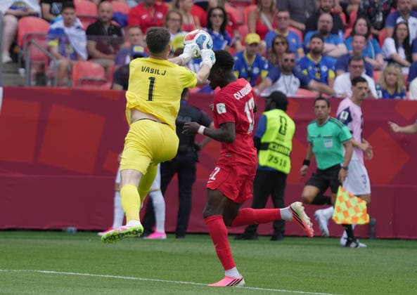 12 06 2026, Toronto Stadium, Toronto, CAN, World Cup FIFA 2026, preliminary round, Canada vs Bosnia and Herzegovina, in the picture goalkeeper Nikola Vasilj Bosnia , Tani Oluwaseyi Canada Photo by Hasan Bratic DeFodi Images