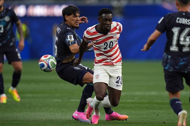FIFA World Cup, WM, Weltmeisterschaft, Fussball 2026 - Group D - USA vs Paraguay Gustavo Gomez of Paraguay (L) in action against Folarin Balogun of USA (R) during the FIFA World Cup 2026 group stage match USA against Paraguay, in Los Angeles, California, USA, 12 June 2026. LOS ANGELES United States  Copyright: xSCOTTxSTRAZZANTEx
