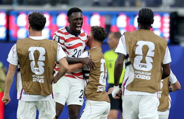 FIFA World Cup, WM, Weltmeisterschaft, Fussball 2026 - Group D - USA vs Paraguay Folarin Balogun (facing) of USA celebrates with teammates after scoring his team s second goal during the FIFA World Cup 2026 group stage match USA against Paraguay, in Los Angeles, California, USA, 12 June 2026. LOS ANGELES United States  Copyright: xCHRISxTORRESx