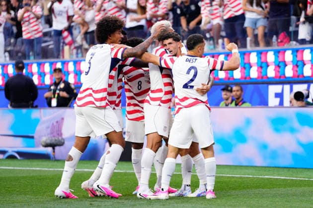 USA v Paraguay - FIFA World Cup, WM, Weltmeisterschaft, Fussball 2026 - Group D LOS ANGELES, USA - JUNE 12: Christian Pulisic of USA celebrates a goal with teammates an own goal scored by Damian Bobadilla of Paraguay during the 2026 FIFA World Cup First Stage Group D match between USA and Paraguay at SoFi Stadium (Los Angeles Stadium) in Los Angeles, California, United States on June 12, 2026. Jose Hernandez Anadolu California United States. Editorial use only. Please get in touch for any other usage.  Copyright: x2026xAnadoluxJosexHernandezx