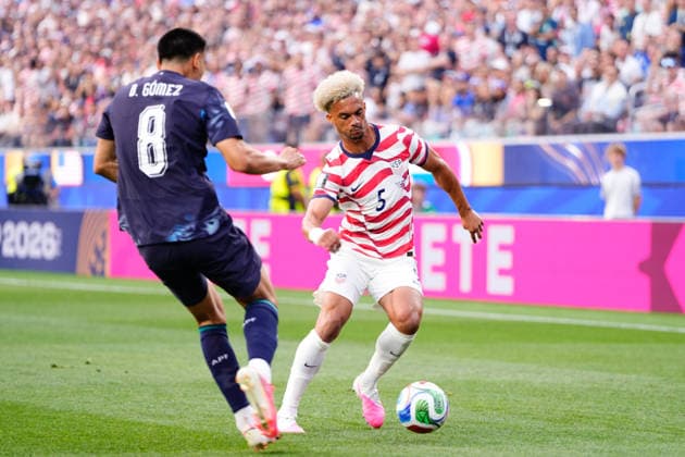 USA v Paraguay: Group D - FIFA World Cup, WM, Weltmeisterschaft, Fussball 2026 Antonee Robinson of USA controls the ball during the FIFA World Cup 2026 Group D match between USA and Paraguay at Los Angeles Stadium on June 12, 2026 in Los Angeles, California. Los Angeles California United States  Copyright: xJosexBretonx originalFilename:bretonhernandez-usavpara260612_npeFh.jpg