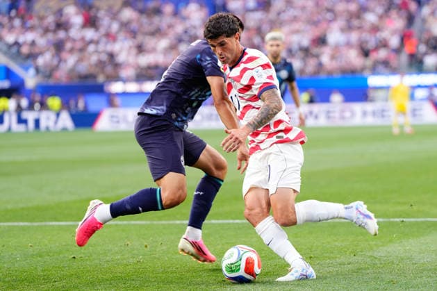 USA v Paraguay: Group D - FIFA World Cup, WM, Weltmeisterschaft, Fussball 2026 Christian Pulisic of USA and Diego Gomez of Paraguay compete for the ball during the FIFA World Cup 2026 Group D match between USA and Paraguay at Los Angeles Stadium on June 12, 2026 in Los Angeles, California. Los Angeles California United States  Copyright: xJosexBretonx originalFilename:bretonhernandez-usavpara260612_np0jN.jpg