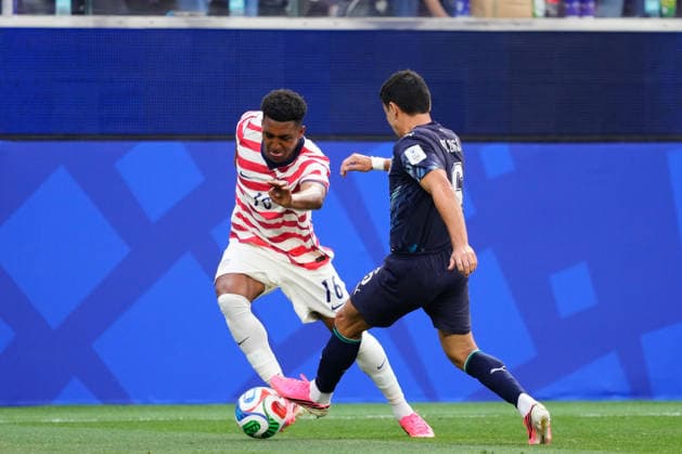 USA v Paraguay: Group D - FIFA World Cup, WM, Weltmeisterschaft, Fussball 2026 Alex Freeman of USA and Junior Alonso of Paraguay compete for the ball during the FIFA World Cup 2026 Group D match between USA and Paraguay at Los Angeles Stadium on June 12, 2026 in Los Angeles, California. Los Angeles California United States  Copyright: xJosexBretonx originalFilename:bretonhernandez-usavpara260612_np1kX.jpg