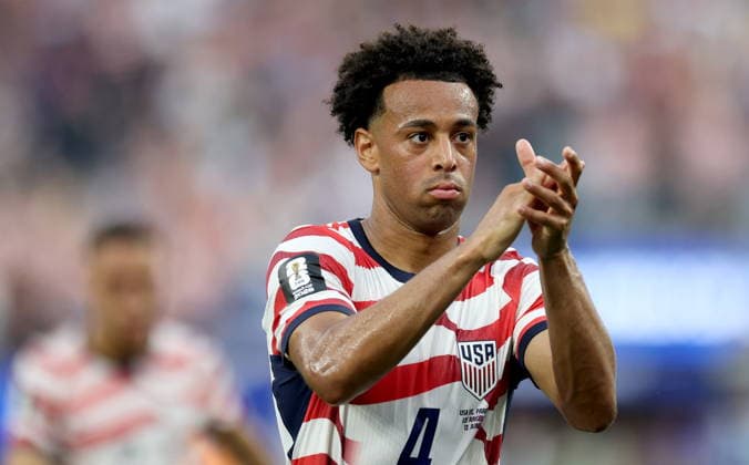 FIFA World Cup, WM, Weltmeisterschaft, Fussball 2026 - Group D - USA vs Paraguay Tyler Adams of USA applauds fans as he walks off the pitch at halftime while the US team is 3-0 up during the FIFA World Cup 2026 group stage match USA against Paraguay, in Los Angeles, California, USA, 12 June 2026. LOS ANGELES United States  Copyright: xCHRISxTORRESx